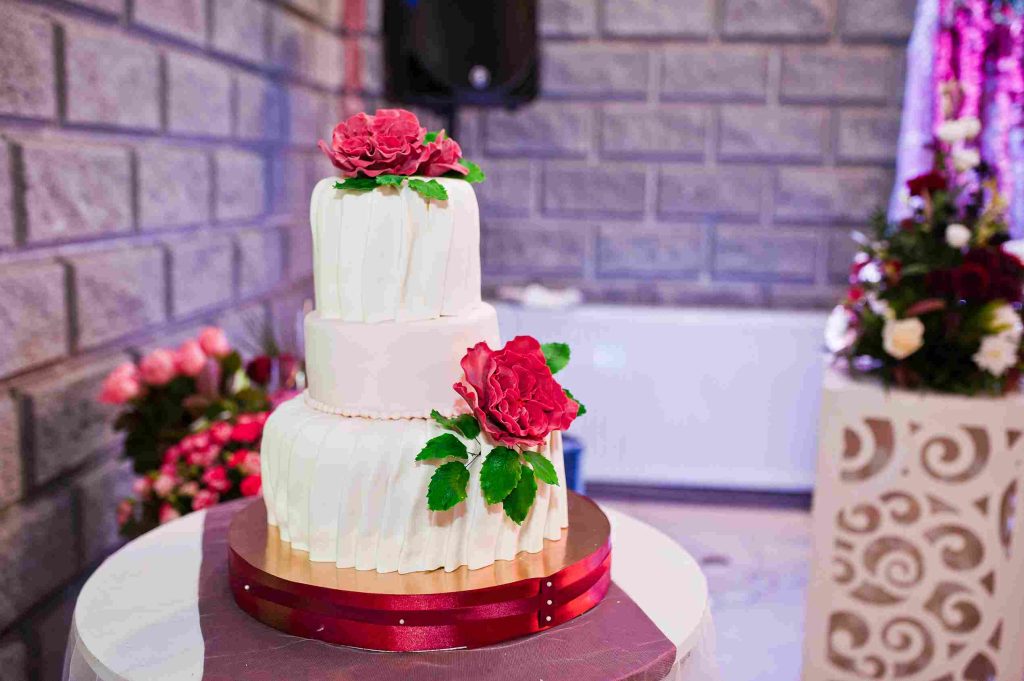 Five-Tier Red Rose Wedding Cake That Redefines Grandeur: